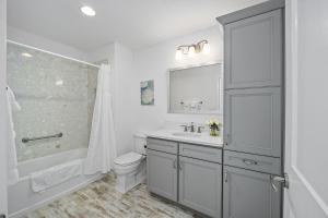 a bathroom with a toilet and a sink and a shower at Free Golf Cart & Netflix Included - 2 Mins to Brownwood Paddock-Sleeps 6 in The Villages