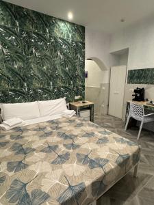 a bedroom with a large bed with a green wall at LUXOR ECO ROMA CASA E APPARTAMENTO PER VACANZE IN CENTRO Piazza Bologna, Colosseo, Piazza di Spagna, Vaticano, San Pietro, Sapienza, Fontana di Trevi, Piazza Navona, Trastevere, Tiburtina, Termini, Aeroporto in Rome