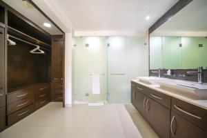 une salle de bain avec deux lavabos et une douche dans l'établissement Luxury 2 BR Condo with tub & Infinity Pool - Beach Side At Mareazul - Sirenita G, à Playa del Carmen