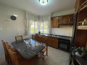 Η κουζίνα ή μικρή κουζίνα στο Casa en playa Rio Sieira