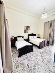 a bedroom with two beds and a carpet at Hotel Boutique Casa Diriangen in Diriamba +18 photos