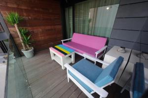 ママイアにあるStudio Mamaiaのカラフルなベンチとバルコニー(椅子2脚付)