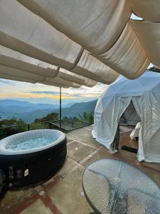 Nespecifikovaný výhled na hory nebo výhled na hory při pohledu z luxury tent