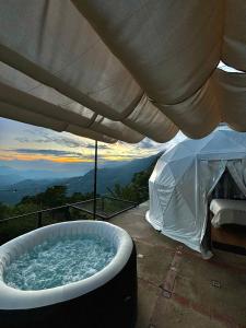 Nespecifikovaný výhled na hory nebo výhled na hory při pohledu z luxury tent
