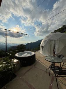 Nespecifikovaný výhled na hory nebo výhled na hory při pohledu z luxury tent