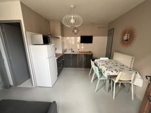 Dapur atau dapur kecil di Gîte domaine de la source bas
