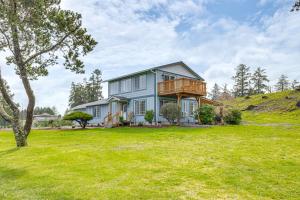 una casa su una collina con un giardino verde di 3 Mi to Beach Oregon North Coast Retreat a Warrenton