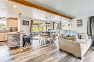 un soggiorno con un divano e un tavolo di 3 Mi to Beach Oregon North Coast Retreat a Warrenton