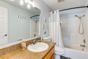 un bagno con lavandino e WC di 3 Mi to Beach Oregon North Coast Retreat a Warrenton Altre 27 foto