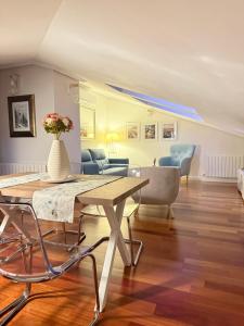a living room with a table and a couch at MIRADOR DEL CIELO "Parking incluido" in Ávila