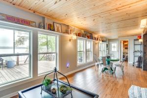 Χώρος καθιστικού στο Waterfront House on Toledo Bend with Private Dock!