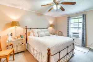 Ένα ή περισσότερα κρεβάτια σε δωμάτιο στο Waterfront House on Toledo Bend with Private Dock!