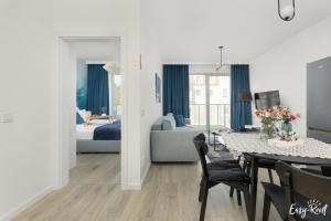 una camera da letto e un soggiorno con un letto e un tavolo di Przy plaży Apartament 206 - Rezydencja Niechorze - Easy - Rent Apartments a Niechorze