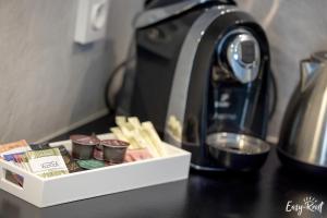 una macchinetta del caffè e una scatola di cibo su un bancone di Przy plaży Apartament 206 - Rezydencja Niechorze - Easy - Rent Apartments a Niechorze