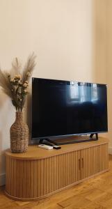 TV a/nebo společenská místnost v ubytování Magnolia Urban Apartment, Corfu Town + 36 fotografií