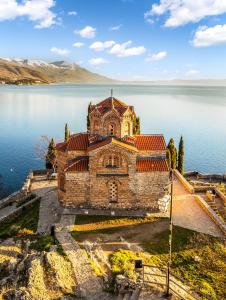 un vecchio edificio in riva al lago di Luxury Flat in Ohrid Center Near Lake & Old Town a Ohrid