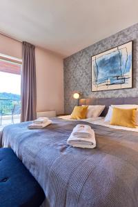 Ένα ή περισσότερα κρεβάτια σε δωμάτιο στο Holiday house Sunset Chalet with Indoor pool