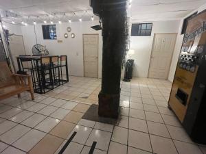 una habitación con un poste en el medio de un piso en casa de elena, en Santa Ana