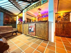 Ο χώρος του lounge ή του μπαρ στο El Rancho de Willy Piscina juegos y BBQ