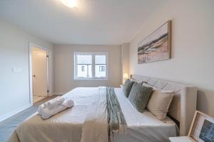 En eller flere senge i et værelse på Entire home in Oakville, Canada