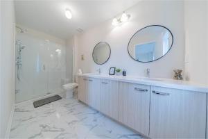 Et badeværelse på Entire home in Oakville, Canada + 24 billeder