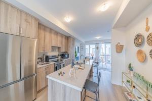 Køkken eller tekøkken på Entire home in Oakville, Canada