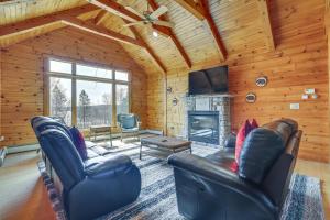 Fotografie z fotogalerie ubytování 1 Mi to Lake Henry Peaceful Poconos Cabin! v destinaci Lake Ariel