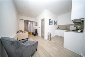 Kuchyň nebo kuchyňský kout v ubytování 1 Bed, Close to Slough Station, 20 min to Heathrow Airport