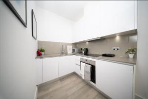 Kuchyň nebo kuchyňský kout v ubytování 1 Bed, Close to Slough Station, 20 min to Heathrow Airport + 13 fotografií