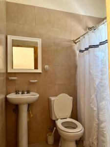 un baño con inodoro y lavabo en La Serena, en San Rafael 25 fotos más