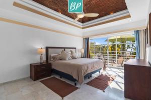 Ένα ή περισσότερα κρεβάτια σε δωμάτιο στο La Puntilla - Villas with Gated Beach Access