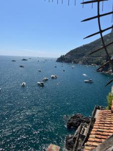 una vista di un grande specchio d'acqua con barche di Luxury Seaview Villa with Jacuzzi, Sauna & Gym in Amalfi Coast - Villa Dorotea a Minori