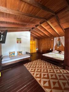 Zimmer mit 2 Betten und TV in der Unterkunft Hotel Palma Real in Ladrilleros