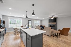 Fotografie z fotogalerie ubytování John's Place (1365 Isaiah Drive) v destinaci Oak Grove + 40 fotografií