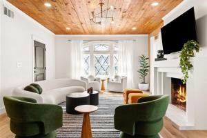 Χώρος καθιστικού στο 10 Min 2 Downtown, Heated Pool, Hot Tub, Putt Putt