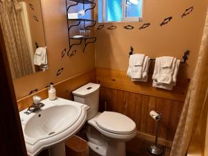 Koupelna v ubytování Chewuch Inn & Cabins + 37 fotografií