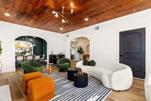 Χώρος καθιστικού στο 10 Min 2 Downtown, Heated Pool, Hot Tub, Putt Putt