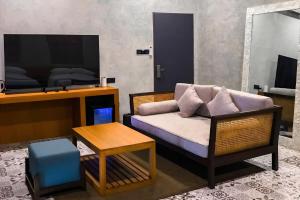 Μια τηλεόραση ή/και κέντρο ψυχαγωγίας στο Station One Beach Resort