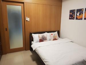 Ένα ή περισσότερα κρεβάτια σε δωμάτιο στο Newly Renovated Shell Residences Mall of Asia Condo