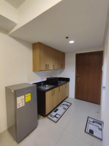 Η κουζίνα ή μικρή κουζίνα στο Newly Renovated Shell Residences Mall of Asia Condo