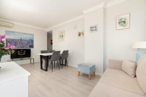 een woonkamer met een bank en een tafel bij Marea Living Marbella in Marbella