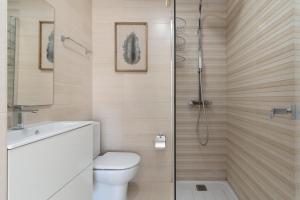 een badkamer met een toilet en een douche bij Marea Living Marbella in Marbella +24 foto's