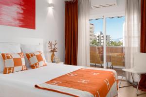een slaapkamer met een bed en een groot raam bij Marea Living Marbella in Marbella