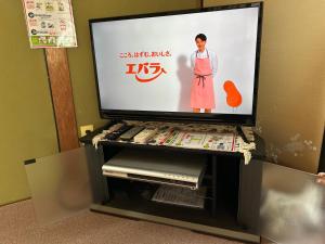 一棟貸し民泊宿松山荘的电视和/或娱乐中心