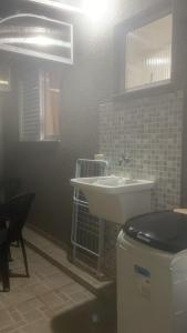 イタニャエンにあるcasa 3, espaço inteiroのバスルーム(洗面台、ゴミ箱付)