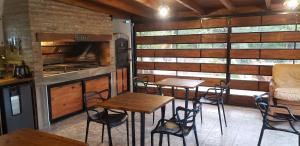 Η κουζίνα ή μικρή κουζίνα στο Albero Suites Serranas