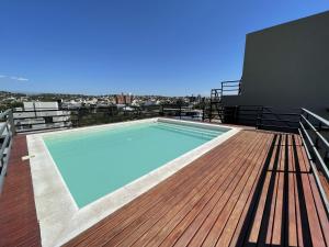 a swimming pool on the roof of a building at Depto Paseo Quattro in Villa Carlos Paz