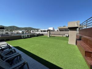 a balcony with green grass on the roof at Depto Paseo Quattro in Villa Carlos Paz
