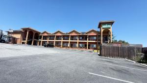 an empty parking lot in front of a hotel at Valley Inn in Watsonville +27 photos