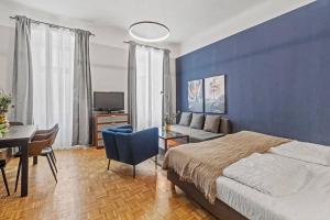 una camera da letto con un letto, un tavolo e un divano di Neben Augarten I 5 min to Metro I 10 Min to City a Vienna